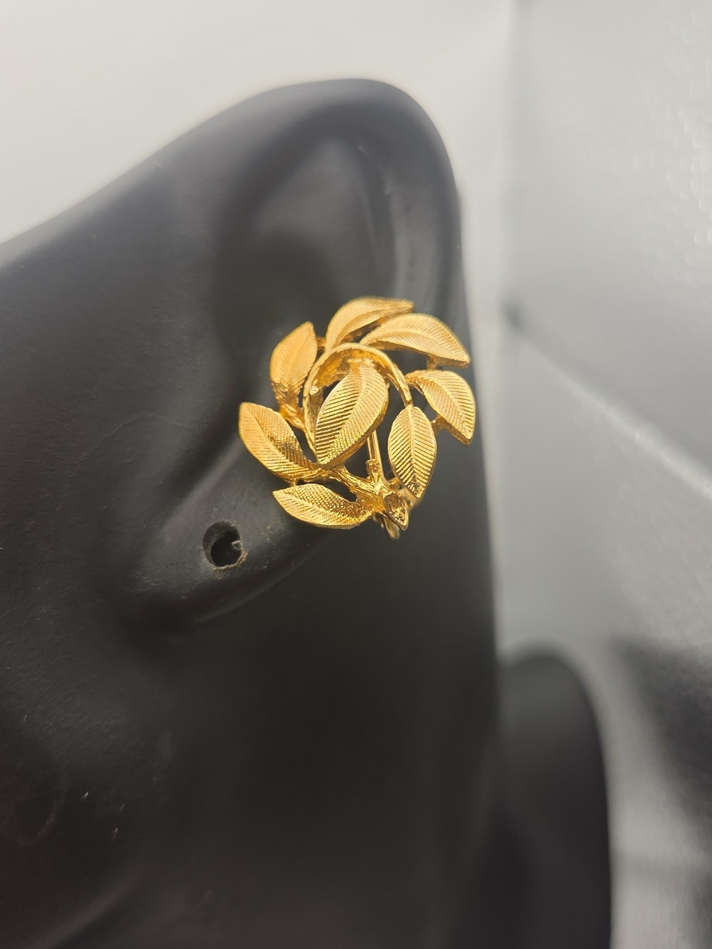 Vintage Napier Gold Leaf Cluster Clip-On Earrings - Women Jewelry - Picture 2 of 3